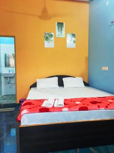 une chambre avec un lit avec deux serviettes dessus dans l'établissement Varaha Homestay Hampi, à Hampi