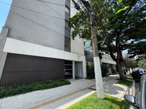 a building on a street next to a sidewalk at Sᴛᴜᴅɪᴏ Pʀᴇᴍɪᴜᴍ 513 - Esᴛᴀᴄɪᴏɴᴀᴍᴇɴᴛᴏ - Wɪғɪ - Cᴏᴡᴏʀᴋɪɴɢ- Gʏᴍ in Sao Paulo
