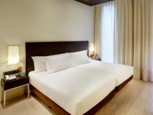 Postel nebo postele na pokoji v ubytování Sercotel Boulevard Vitoria-Gasteiz
