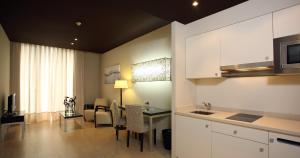 Kuchyň nebo kuchyňský kout v ubytování Sercotel Boulevard Vitoria-Gasteiz