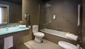 Koupelna v ubytování Sercotel Boulevard Vitoria-Gasteiz