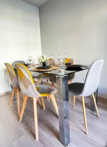 a dining room with a table and chairs with wine glasses at Dream Saint-Georges à proximité de Disneyland in Bussy-Saint-Georges