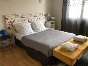 a bedroom with a large bed with two towels at Condrieu idéal pour découvrir le Pilât parking voiture vélo inclus in Condrieu