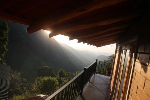 埃拉Jungle Cave的房子的阳台，可以看到山景