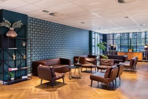 バドフーフェドルプにあるCorendon Amsterdam Schiphol Airport, a Tribute Portfolio Hotelのサロン(革張りの椅子付)、待合室