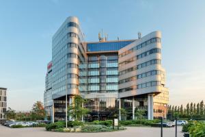 バドフーフェドルプにあるCorendon Amsterdam Schiphol Airport, a Tribute Portfolio Hotelの窓の多いオフィスビル