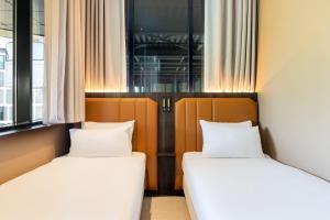 バドフーフェドルプにあるCorendon Amsterdam Schiphol Airport, a Tribute Portfolio Hotelの窓のある部屋にベッドが2つある +37枚の写真