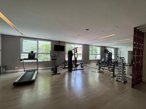 a gym with treadmills and machines in a room at Sᴛᴜᴅɪᴏ Pʀᴇᴍɪᴜᴍ 513 - Esᴛᴀᴄɪᴏɴᴀᴍᴇɴᴛᴏ - Wɪғɪ - Cᴏᴡᴏʀᴋɪɴɢ- Gʏᴍ in Sao Paulo