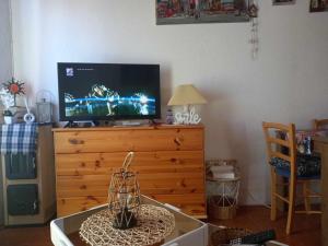 TV a/nebo společenská místnost v ubytování Biancaneve