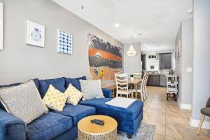 Χώρος καθιστικού στο Golf Cart - 5 Minute Walk to Beach - Pool - Balcony & Grill - Pet Friendly