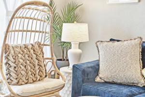 Χώρος καθιστικού στο Golf Cart - 5 Minute Walk to Beach - Pool - Balcony & Grill - Pet Friendly +40 φωτογραφίες