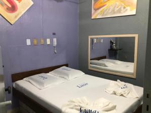 En eller flere senge i et værelse på Hotel Lunar