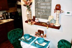 - une table avec des plats bleus dans la cuisine dans l'établissement Breezy Hollow NorthDFW Best Accommodations Holiday Retreat, à Princeton