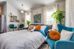 une chambre avec un lit et deux chaises bleues dans l'établissement Breezy Hollow NorthDFW Best Accommodations Holiday Retreat, à Princeton