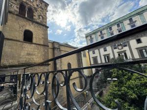 een balkon met uitzicht op een gebouw met een toren bij UniHome Napoli in Napels