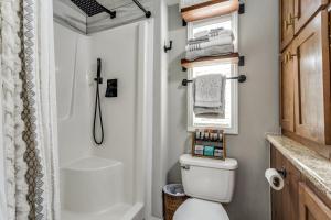 une petite salle de bain avec toilettes et douche dans l'établissement Breezy Hollow NorthDFW Best Accommodations Holiday Retreat, à Princeton 7 autres photos