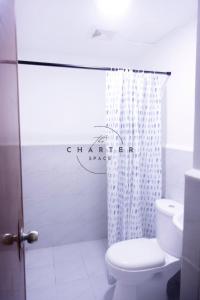 Ένα μπάνιο στο Close to Airport Room with Balcony and Pool Access +26 φωτογραφίες