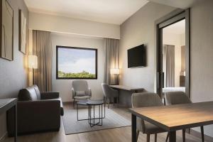 Televiisor ja/või meelelahutuskeskus majutusasutuses AC Hotel by Marriott Punta Cana