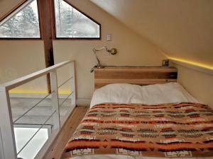 Ein Bett oder Betten in einem Zimmer der Unterkunft 焚き火キャンプ場 Hokkaido Glamping - TAKIBI