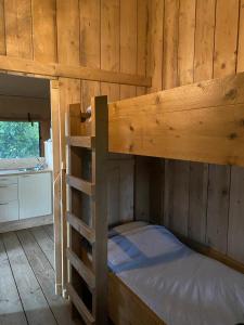Ένα ή περισσότερα κρεβάτια σε δωμάτιο στο glamping met landelijk uitzicht