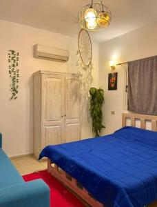 Rúm í herbergi á Stunning 2-Bedroom Beachfront Chalet with Private Beach Access in Dahab