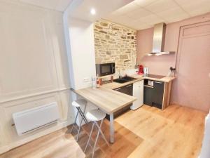 Kuchyň nebo kuchyňský kout v ubytování Le Kereon - Coeur du centre historique, rues pietonnes !