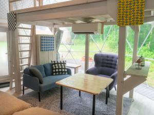 Ein Sitzbereich in der Unterkunft 焚き火キャンプ場 Hokkaido Glamping - TAKIBI