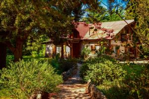 una casa con un sentiero che la porta di Grand Cottage a Trevelin