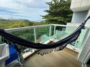 hamak na balkonie domu w obiekcie Loft de alto padrão e vista para o mar | MASD309 w mieście Macaé