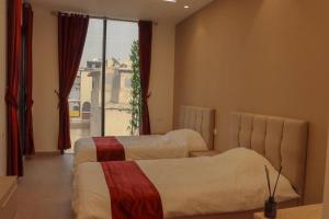 Fgroup tesisinde bir odada yatak veya yataklar