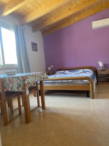 a bedroom with two twin beds and a window at La Casetta in Baratili San Pietro
