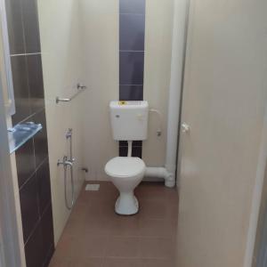 Un pequeño baño con inodoro y ducha. en Aman Homestay Anak Bukit, en Alor Setar