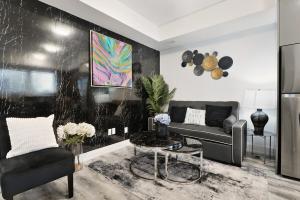 Ruang duduk di NEW Stylish 2BR Suite With Sofa Bed, 7 Mins to Niagara Falls and Sleeps 6