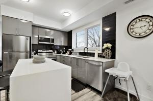 Dapur atau dapur kecil di NEW Stylish 2BR Suite With Sofa Bed, 7 Mins to Niagara Falls and Sleeps 6