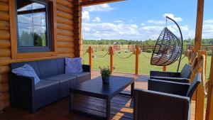 a screened in porch with a table and chairs at Sosnowa Chatka in Pilchy