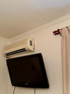 a room with a television and a air conditioner at Alquiler Temporario Chivilcoy in Chivilcoy