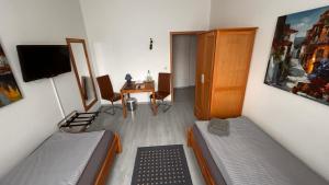 TV a/nebo společenská místnost v ubytování Hotel Gästehaus Linden