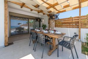 ระเบียงหรือลานระเบียงของ Astarte Villas - Casa Palmera Beach Villa with Pool