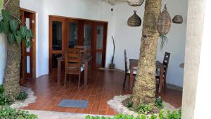 una sala da pranzo con tavolo e albero di Mi Casa en Cozumel a Cozumel