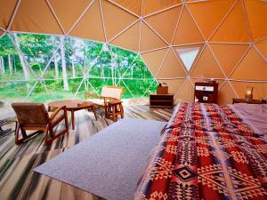 Ein Bett oder Betten in einem Zimmer der Unterkunft 焚き火キャンプ場 Hokkaido Glamping - TAKIBI