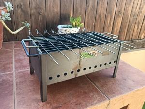 un portapacchi metallico con piante in cima a un tavolo di Mar&dunas a La Oliva