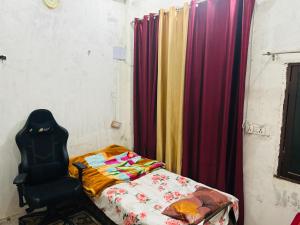 Ένα ή περισσότερα κρεβάτια σε δωμάτιο στο Arpit Kumbha Home Stay +2 φωτογραφίες