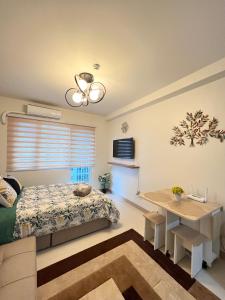 Ένα ή περισσότερα κρεβάτια σε δωμάτιο στο Iloilo Style Residences Serene Nook SMDC Condo
