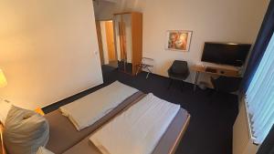 TV a/nebo společenská místnost v ubytování Hotel Gästehaus Linden
