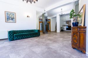 TV a/nebo společenská místnost v ubytování LaRotonde + 12 fotografií
