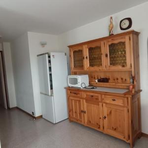 カンポロッソにあるapartmento Olgaの冷蔵庫と電子レンジ付きのキッチン