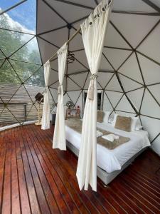 Postel nebo postele na pokoji v ubytování EKA Glamping