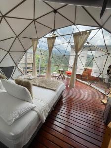 Postel nebo postele na pokoji v ubytování EKA Glamping