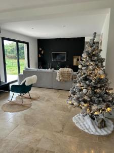 Μια τηλεόραση ή/και κέντρο ψυχαγωγίας στο Maison dans les bois +30 φωτογραφίες