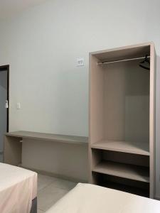 un armadio vuoto con un letto in una stanza di Ike Palace 2 a Olímpia